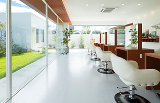 【曳馬】◆日曜定休あり・平均17時退勤◆ありがとうがたくさん飛び交う暖かいサロンです!スタッフ同士は仲が良く、お客様との距離も近い!結婚出産後も復帰したいと思えるサロン環境の「oazo 市野店(オアゾイチノテン)」からスタイリスト(美容師)の求人★☆