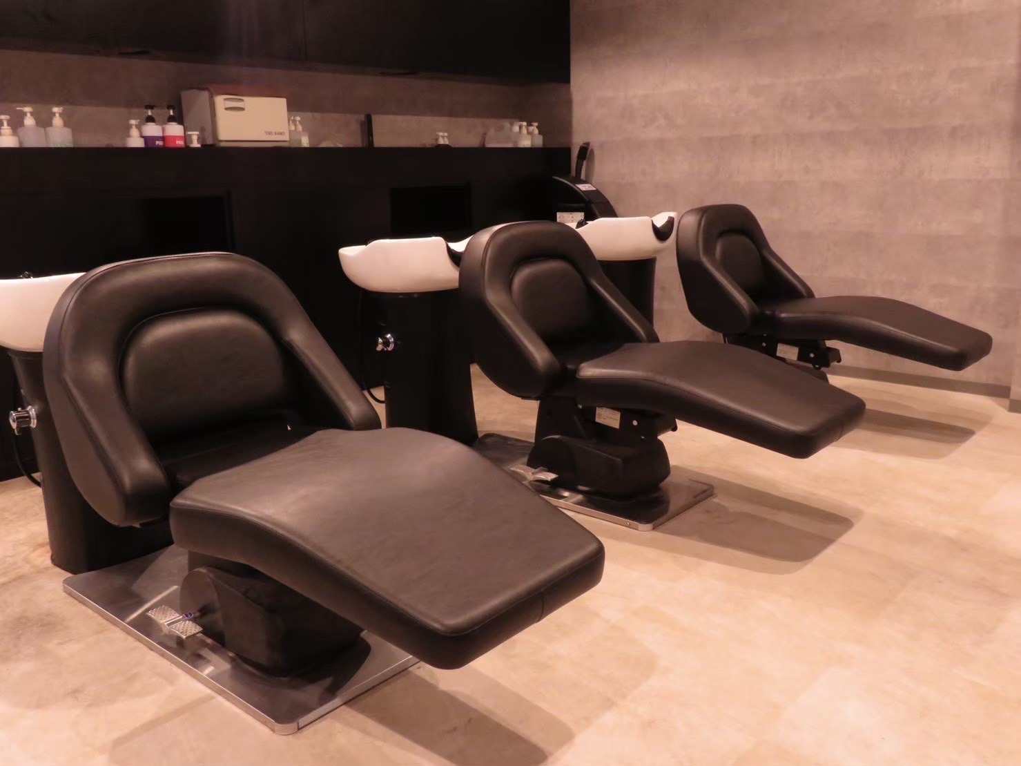 【静岡駅】◆指名50％／フリー45％還元◆20代のお客様を中心に支持されるトレンドサロン！最新設備を整えています！新規のお客様が多いので、顧客がいなくても安心の「＿WHITE 静岡店（アンダーバーホワイトシズオカテン）」からスタイリスト（美容師）の求人★☆