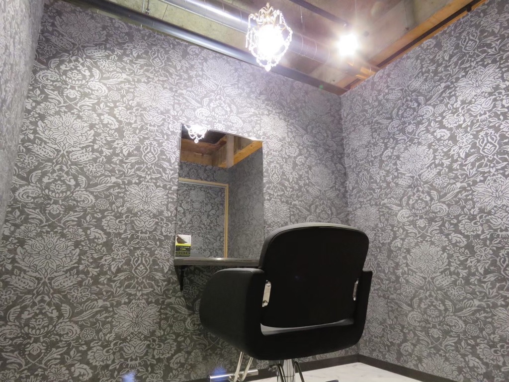 【静岡駅】◆指名50％／フリー45％還元◆20代のお客様を中心に支持されるトレンドサロン！最新設備を整えています！新規のお客様が多いので、顧客がいなくても安心の「＿WHITE 静岡店（アンダーバーホワイトシズオカテン）」からスタイリスト（美容師）の求人★☆