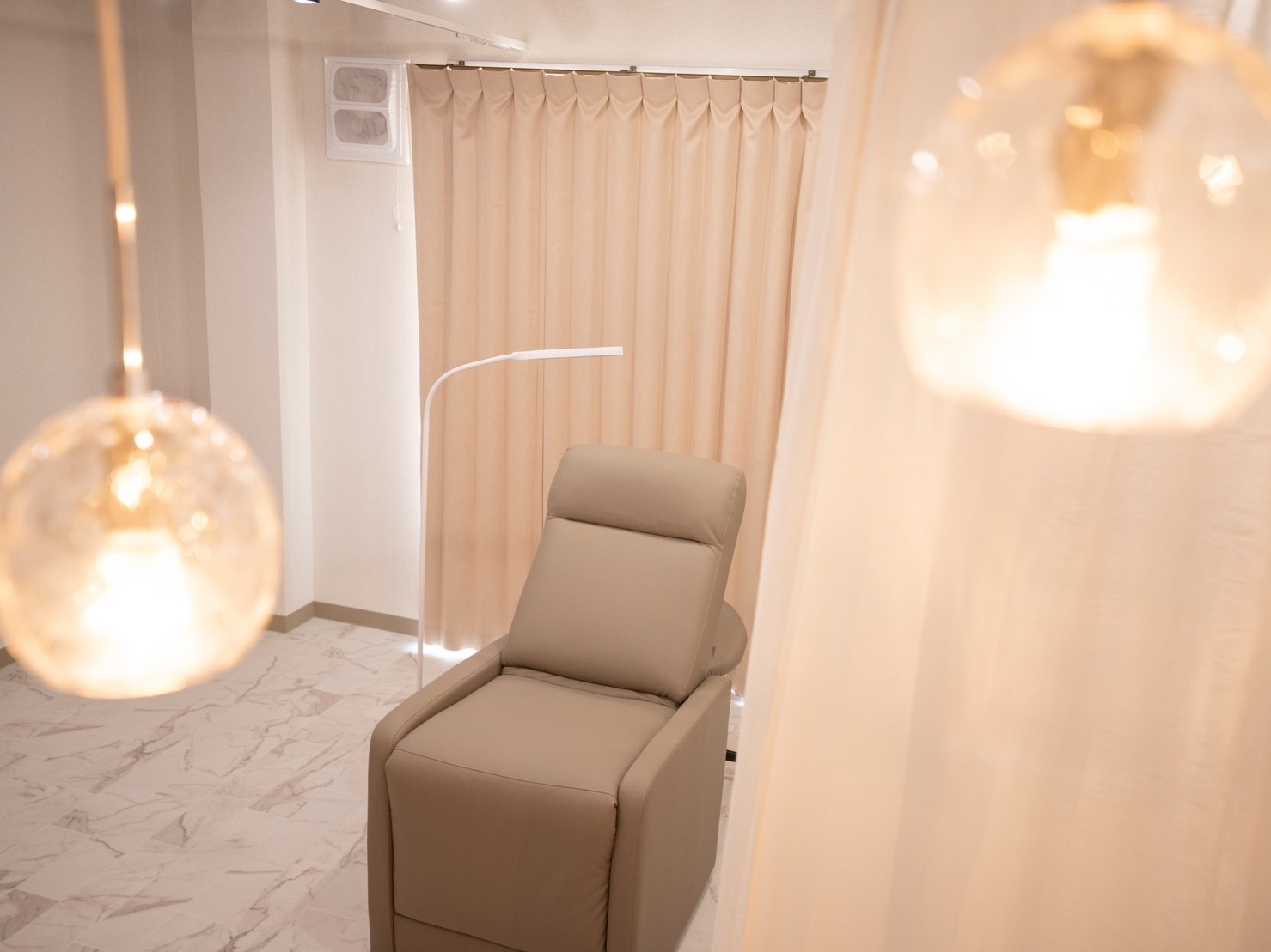 【千葉ニュータウン中央】≪完全週休2日制≫≪実働8時間≫≪土日休みOK！≫閉店時間が早いため、終業後のプライベートが充実！お客様に寄り添う地域密着型のサロンです。一緒にサロンを作り上げてくれる方大歓迎！「eyelash salon ANZU.（アイラッシュサロンアンズ）」からアイリスト（まつげエクステ・まつげパーマ・アイブロウ）の求人☆☆