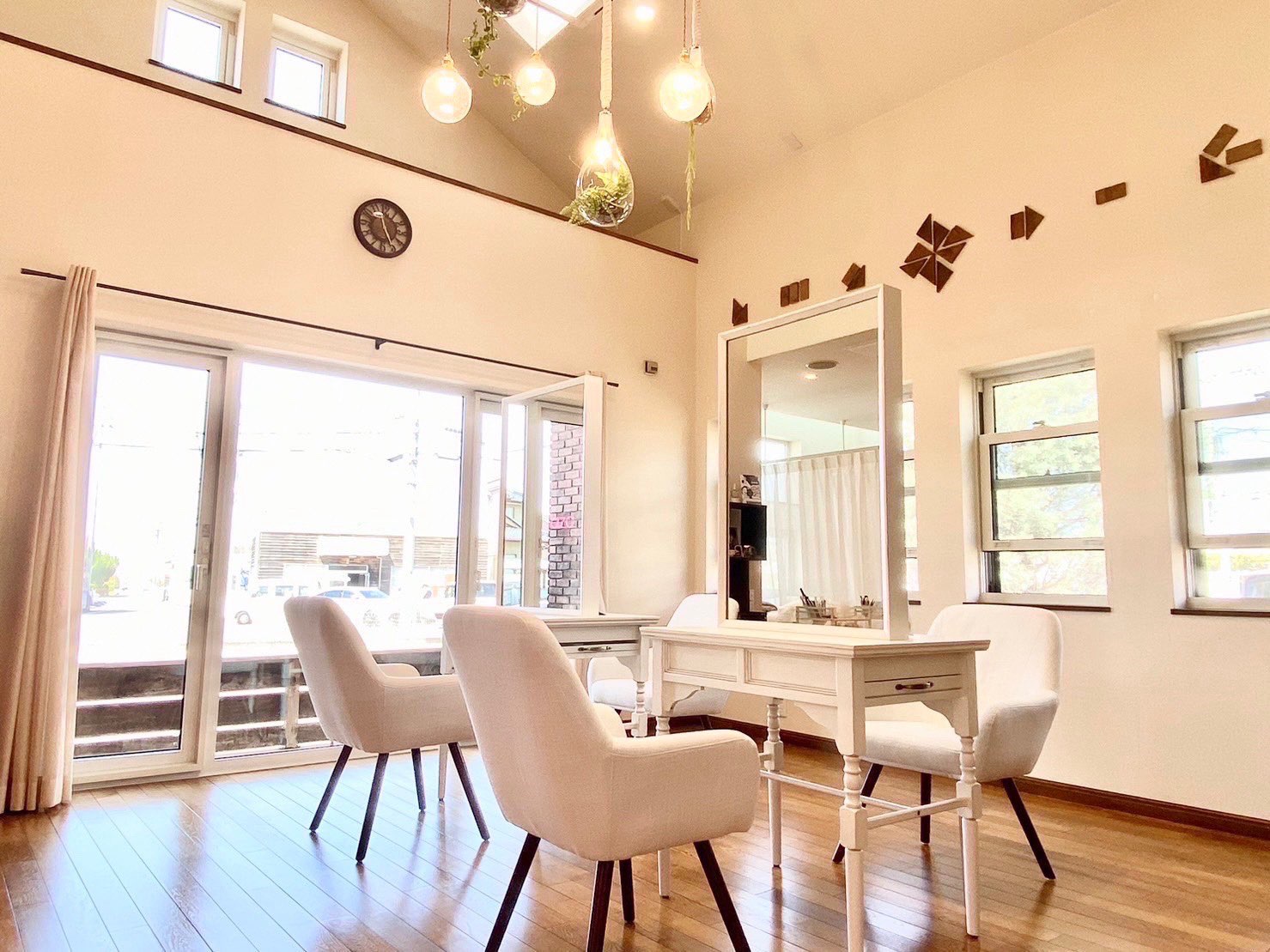 【久米】≪未経験・新卒生OK≫≪社会保険完備≫≪実働7時間≫≪日曜定休≫アイビューティースクール併設で、安心してデビューできますよ！もちろん研修中からお給料発生します！「eye salon lazo 久米店（アイサロンラソクメテン）」からアイリスト（まつげエクステ・まつげパーマ・アイブロウ）の求人☆★☆