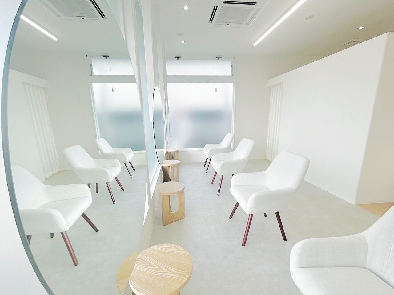 【福音寺】≪社会保険完備≫≪実働7時間≫≪未経験・新卒生OK≫研修中からお給料あり！アイビューティースクール併設で、安心してデビューできる環境です！「eye salon lazo 束本店（アイサロンラソツカモトテン）」からアイリスト（まつげエクステ・まつげパーマ・アイブロウ）の求人☆★☆