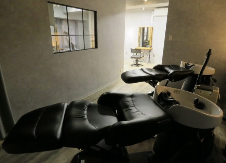 【真駒内】≪社会保険完備≫≪土日祝休みOK≫≪賞与あり≫落ち着いた雰囲気の人気サロン！スタッフさんの育成にも注力しているアットホームな環境です！「Vase salon amber（ヴェイスサロンアンバー）」からアシスタント（美容師）の求人☆★