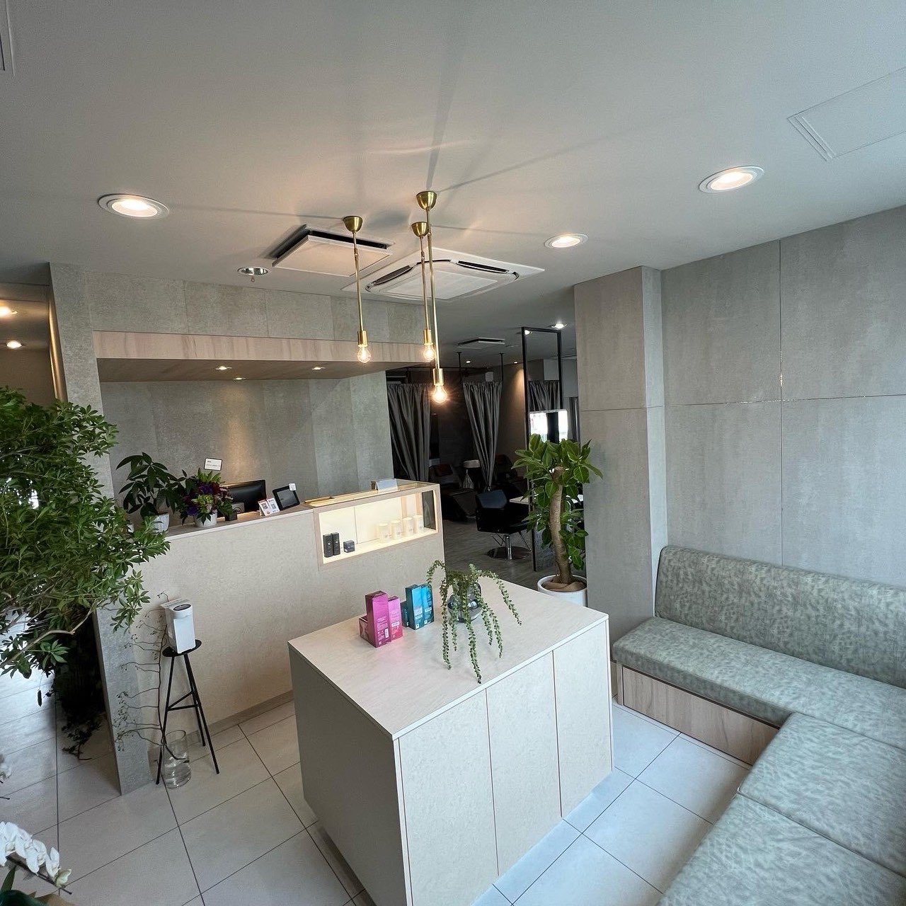 【伊勢市駅】◆月30万円保障・指名料全額還元◆高単価＋完全マンツーマンでお客様と関われます！スピード重視ではなく、ひとり一人のお客様と向き合え、今までのスタンスを崩さず働ける「RECIEL 伊勢店（レシェルイセテン）」スタイリスト（美容師）の求人★☆