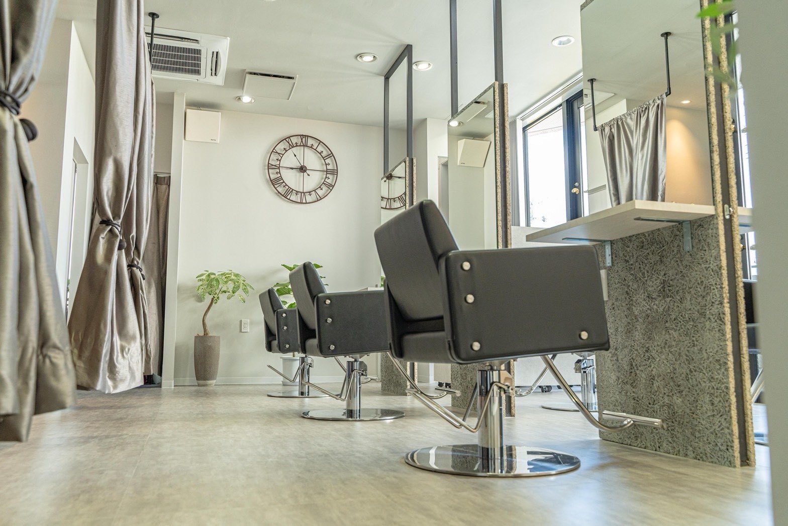 【伊勢市駅】◆月30万円保障・指名料全額還元◆高単価＋完全マンツーマンでお客様と関われます！スピード重視ではなく、ひとり一人のお客様と向き合え、今までのスタンスを崩さず働ける「RECIEL 伊勢店（レシェルイセテン）」スタイリスト（美容師）の求人★☆