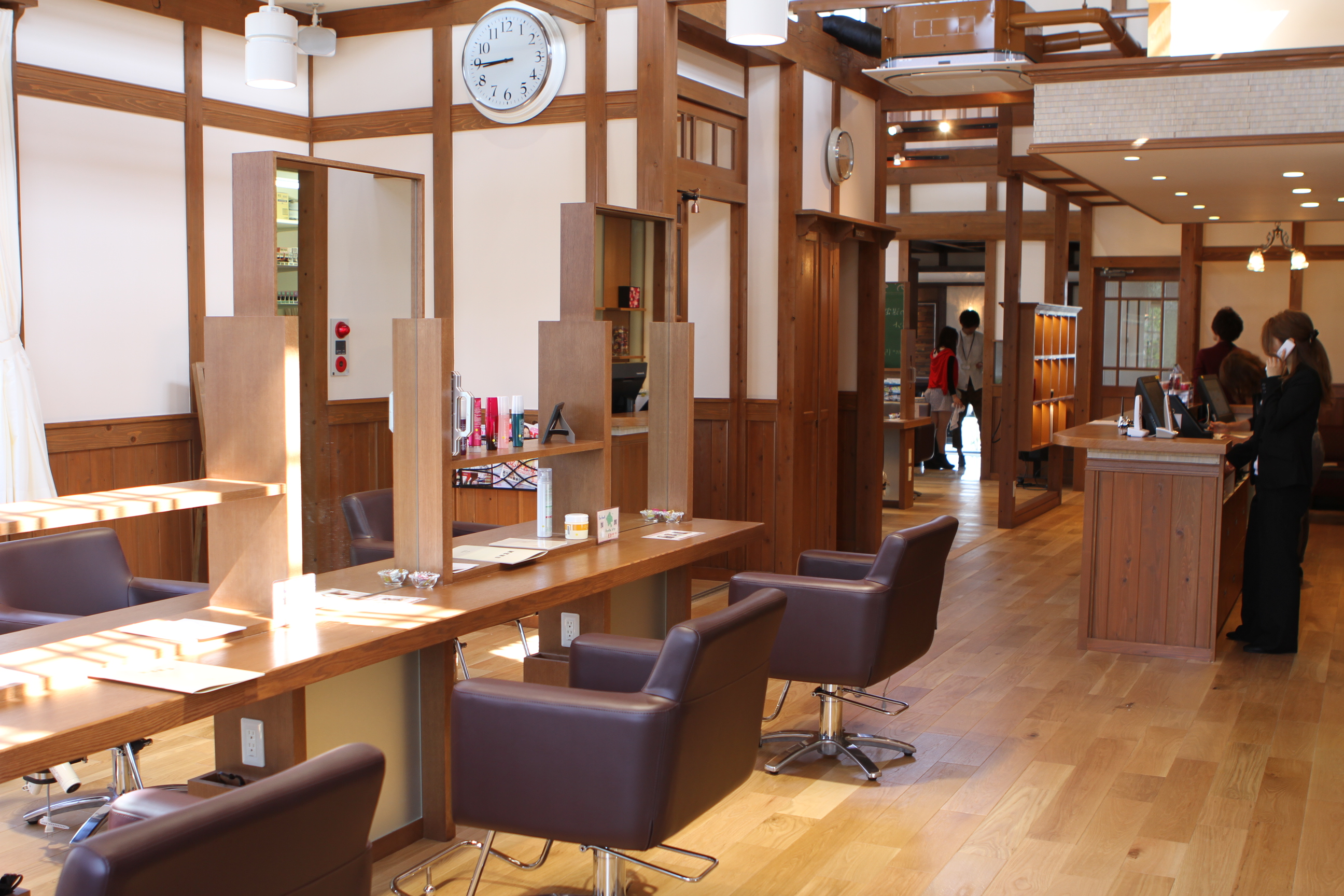 【上挙母】◆社会保険完備・完全週休2日制・産休育休取得実績あり・寮あり◆サロン内で幅広い技術が身に付く企業型サロン！あなたの経験を活かして働けます！美容師人生をさらに楽しみながら長く働ける環境を用意しています「TJ天気予報 豊田長興寺店（ティージェーテンキヨホウトヨタチョウコウジテン）」からアシスタント（美容師）の求人☆★