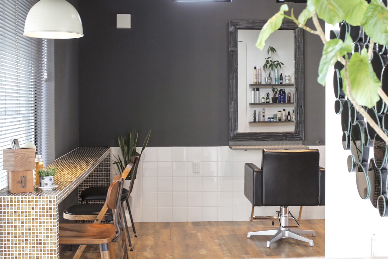 【甲府駅】≪営業時間中レッスンOK≫≪髪質改善がウリ≫≪土日休みOK≫次世代髪質改善と安定したカット技術が人気！整った制度や待遇の中、自分に合ったペースで働くことができます。落ち着いた店内の少数精鋭サロンで活躍したい方大歓迎です！「Orb（オーブ）」からアシスタント（美容師）の求人☆★