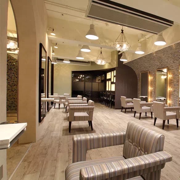 【茶屋町】≪トレンド発信型サロン≫≪月8日休み≫≪最短1年でスタイリストデビューが可能≫≪社会保険完備≫興味があれば美容師と兼任でアイラッシュやネイルの技術も学べる！サロンワーク以外にも様々な輝けるステージがあり一人一人の個性を活かして働けるサロンです！「trico 梅田茶屋町店（トリコウメダチャヤマチテン）」からアシスタント（美容師）の求人☆★