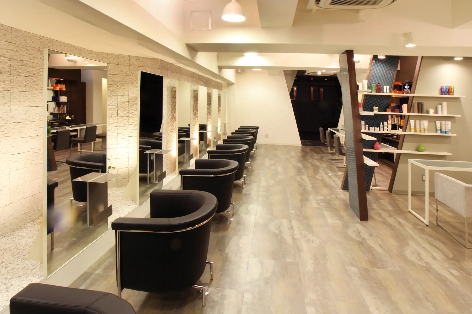 【守口市駅】≪月8日休み≫≪最短1年でスタイリストデビューが可能≫≪社会保険完備≫興味があれば美容師と兼任でネイルやアイラッシュの技術も学べます!サロンワーク以外にも様々な輝けるステージがあり一人一人の個性を活かして働いていけるサロン!パートのママさん美容師やアシスタント業務のみされたい方も歓迎!「trico 守口店(トリコモリグチテン)」からアシスタント(美容師)の求人☆★