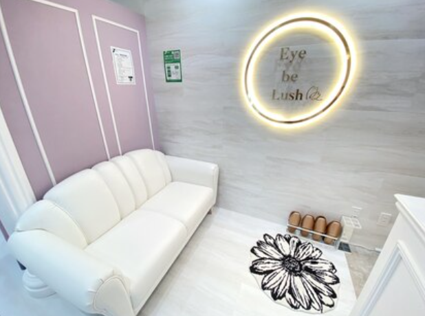 【横浜駅】≪完全週休2日≫≪髪色・ネイル自由≫≪カラコンOK≫≪制服付与あり≫安定した給料とお休みで、女性が安心して長く働ける環境です！かわいいサロンで、好きな仕事に没頭したい＆成長したい方必見！人柄重視のサロンです！「Eye be Lush 横浜店（アイビーラッシュヨコハマテン）」からアイリスト（まつげエクステ・まつげパーマ・アイブロウ）の求人☆☆