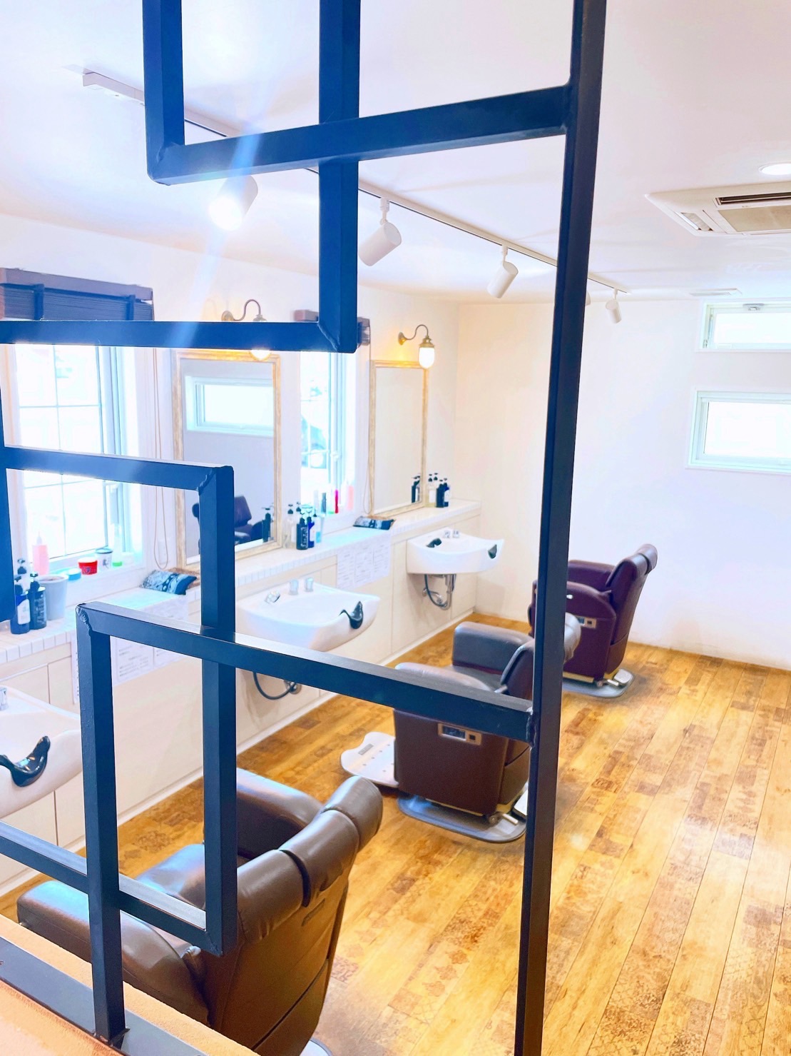 【兵庫町北】≪社会保険完備・土日のお休みOK・19時までに退勤可能・月8,9日のお休み≫カットデビューまで2年内が目標！！幅広いスタイルのなかでもフェードが人気！！プライベートとお仕事のメリハリを大切にしているバーバーショップ「COZY+39（コージープラスサンジュウキュウ）」からアシスタント（理容室）の求人★☆★