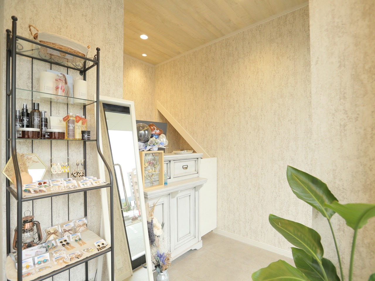 【JR三田】≪社会保険完備≫≪有給休暇あり≫≪平均19時半退勤≫平均単価1万円以上！カウンセリング重視のため、時間をかけながらじっくり施術ができる髪質改善サロン「Jor（ヨル）」からスタイリスト（美容師）の求人☆★