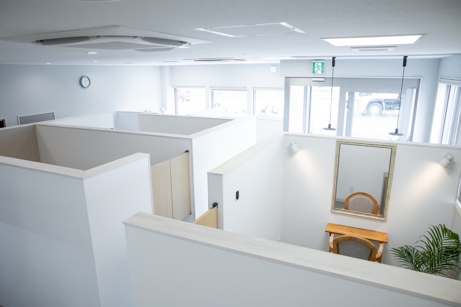 【JR長浜】≪完全個室≫≪客単価約1万3000円以上≫≪髪質改善＆ヘッドスパ≫≪完全週休2日制≫≪社会保険完備≫予約状況によっては17時に退勤も可能！完全個室のオシャレな空間で働いてみませんか「ROKA hair（ロカヘアー）」からスタイリスト（美容師）の求人☆★