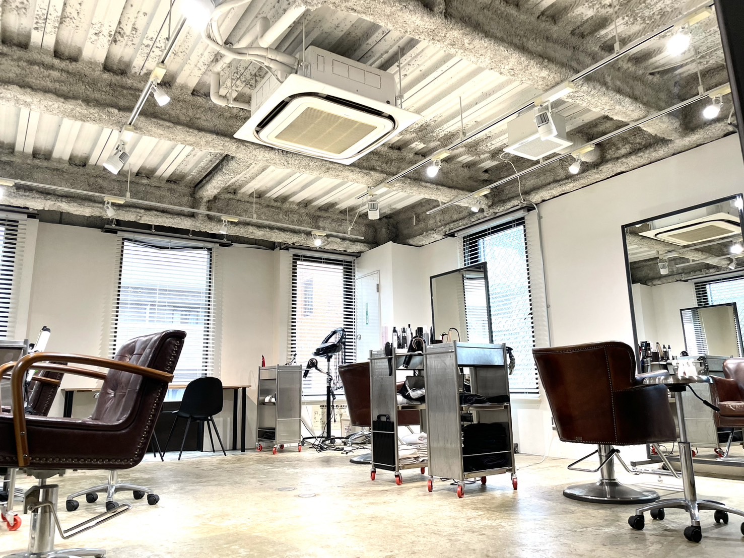 【広瀬通駅】≪正社員または業務委託≫≪総売上60%還元≫≪単価13000円前後≫≪社会保険完備≫≪20時までに退勤可能≫≪土日休みOK≫≪マンツーマン施術可能≫髪質改善、デザインカラーどちらも人気のサロン!高単価&高還元でガッツリ稼ぎたい方必見!「dulcet(ダルシット)」からスタイリスト(美容師)の求人☆★