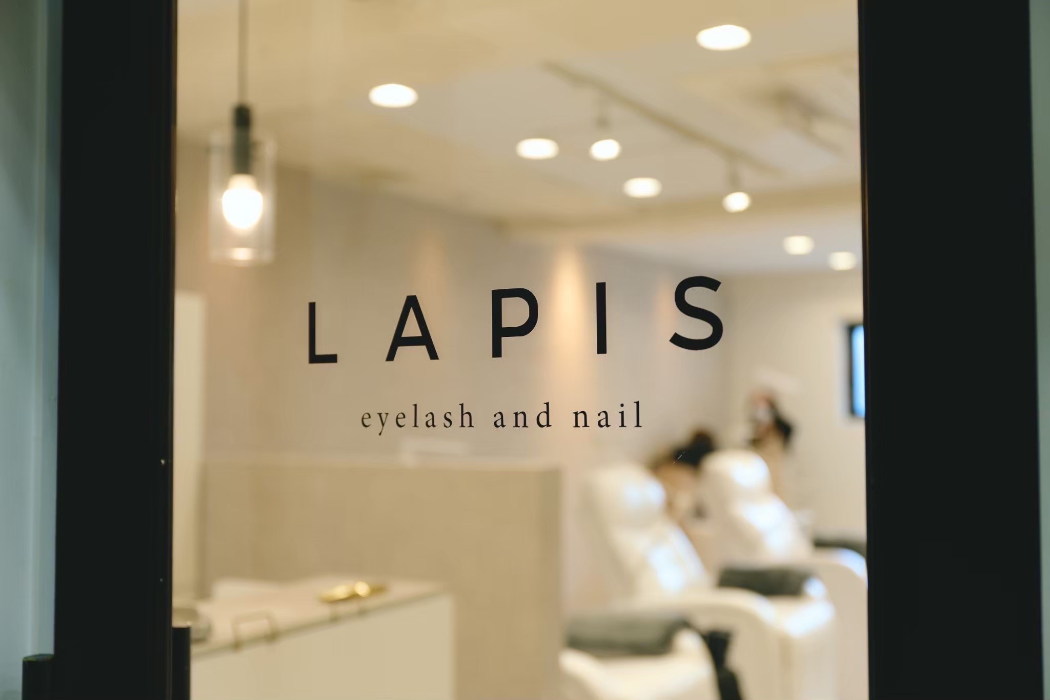 【渋谷】≪パリジェンヌ公式認定サロン≫≪未経験OK≫≪完全週休2日制≫≪社会保険完備≫≪土日休み月2回までOK≫≪髪色自由・ネイルOK≫≪客層20代メイン≫インフルエンサーも来店される人気サロン！「Lapis eyelash and nail 渋谷店（ラピスアイラッシュアンドネイルシブヤテン）」からアイリスト（まつげエクステ・まつげパーマ・アイブロウ）の求人☆☆