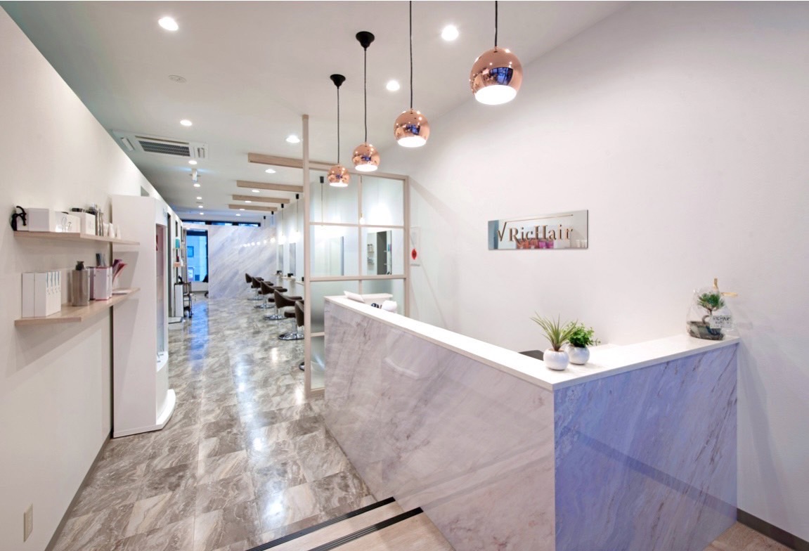 【浄心】≪平均月給45万円≫≪正社員または業務委託≫≪最低保障給あり≫≪社会保険完備≫≪土日休み相談可能≫デザインカラー、髪質改善ともに人気のサロン！最新の商材を取り入れ、トレンドデザインを提案！SNS集客サポートがあり、集客に心配がある方でも安心！「RICHAIR（リシェイル）」からスタイリスト（美容師）の求人☆★