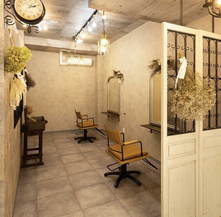 【佐世保駅】≪社会保険完備・月8,9日休み・新規入客チャンスあり・ママさんスタッフ活躍中≫働きやすい環境を大切にしています！デザインカラー中心にお洒落に敏感な世代から人気なサロン「Revoir atre（レボアアトレ）」からスタイリスト（美容師）の求人☆★