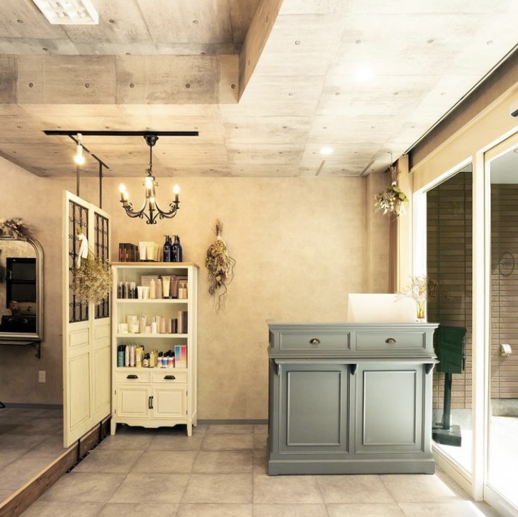 【佐世保駅】≪社会保険完備・月8,9日休み・新規入客チャンスあり・ママさんスタッフ活躍中≫働きやすい環境を大切にしています！デザインカラー中心にお洒落に敏感な世代から人気なサロン「Revoir atre（レボアアトレ）」からスタイリスト（美容師）の求人☆★