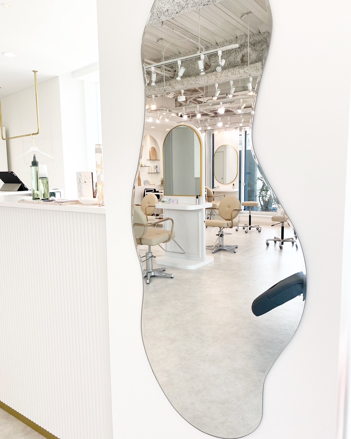 【代官山】≪未経験・通信生・新卒生歓迎≫≪社会保険完備≫≪完全週休2日制≫≪デビューまで最短2年≫≪20時までに退勤可能≫≪営業時間内レッスン可≫レイヤーカット・韓国ヘア・キレイめウルフが人気のサロン！経験豊富なスタッフからデザインなどの技術はもちろん、撮影スキルも身に付けられる環境です！「lemiie 代官山（レミエダイカンヤマ）」からアシスタント（美容師）の求人★☆