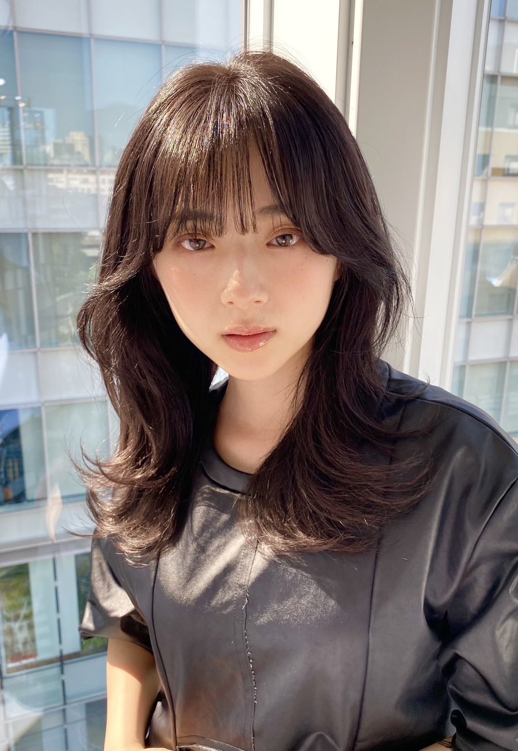 【代官山】≪未経験・通信生・新卒生歓迎≫≪社会保険完備≫≪完全週休2日制≫≪デビューまで最短2年≫≪20時までに退勤可能≫≪営業時間内レッスン可≫レイヤーカット・韓国ヘア・キレイめウルフが人気のサロン！経験豊富なスタッフからデザインなどの技術はもちろん、撮影スキルも身に付けられる環境です！「lemiie 代官山（レミエダイカンヤマ）」からアシスタント（美容師）の求人★☆