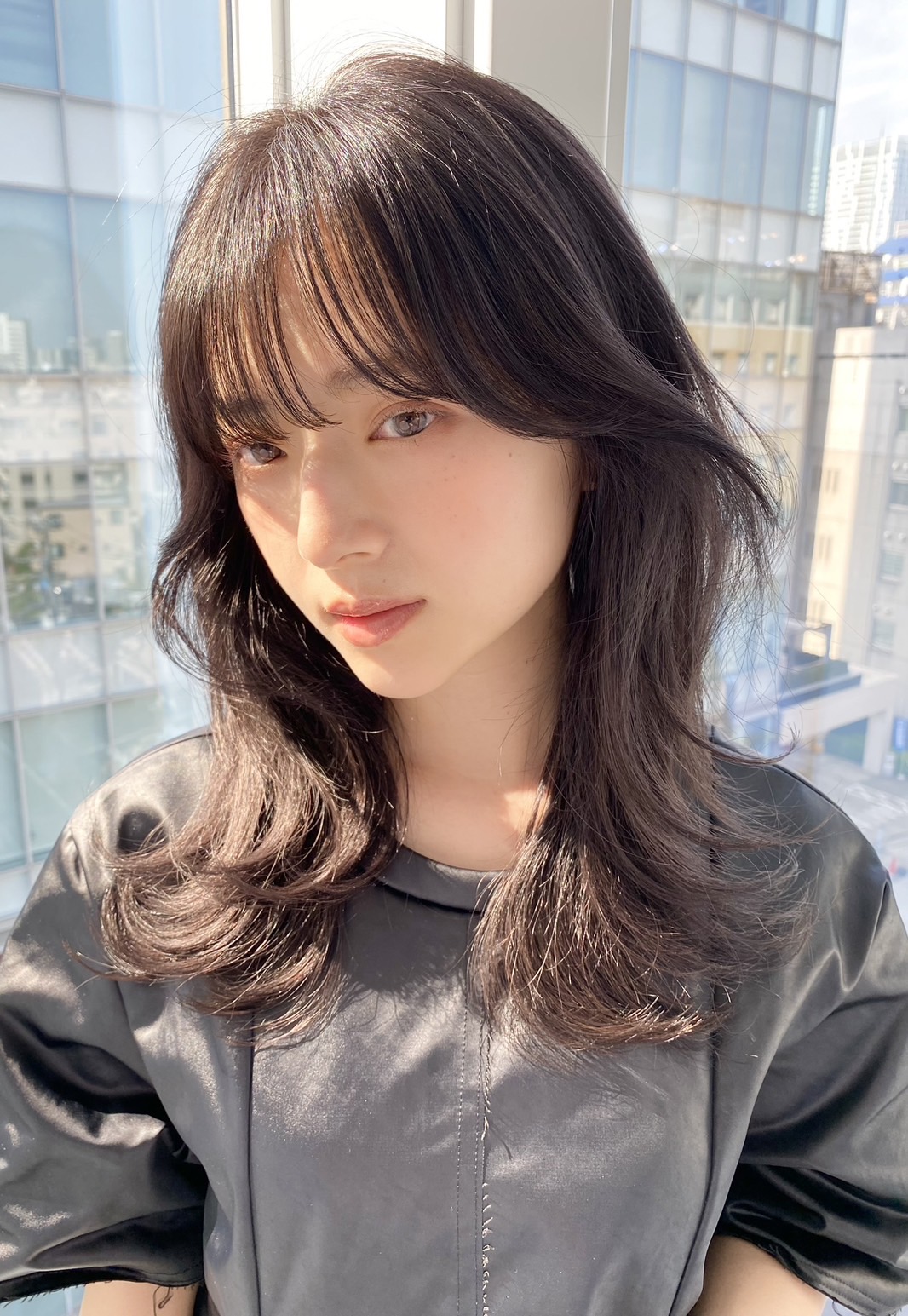 【代官山】≪未経験・通信生・新卒生歓迎≫≪社会保険完備≫≪完全週休2日制≫≪デビューまで最短2年≫≪20時までに退勤可能≫≪営業時間内レッスン可≫レイヤーカット・韓国ヘア・キレイめウルフが人気のサロン！経験豊富なスタッフからデザインなどの技術はもちろん、撮影スキルも身に付けられる環境です！「lemiie 代官山（レミエダイカンヤマ）」からアシスタント（美容師）の求人★☆