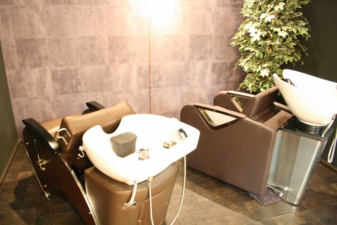 【南福島駅】≪完全週休2日制≫≪実働8時間≫≪社会保険完備≫≪時短社員やパート制度もあり≫全席半個室でのエイジングケアや髪質改善が大人気！マンツーマン制での高単価サロン！「kamiken.黒岩店（カミケンクロイワテン）」からスタイリスト（美容師）の求人☆★☆