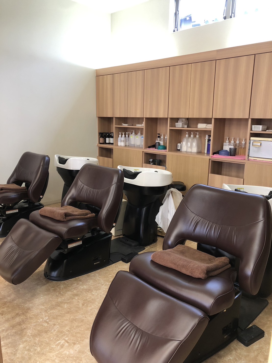 【白鳥】≪社会保険完備・月8日休み・選べる働き方・平均退勤時間17時頃・産休育休実績あり≫柔軟な働き方が可能です！高い技術力が幅広いお客様から愛され続ける地域密着型サロン「YOSH hair（ヨシヘアー）」からスタイリスト（美容師）の求人☆★