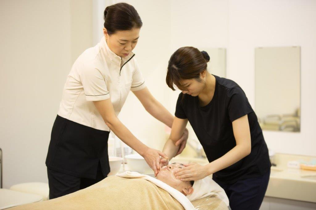 【元町】≪男性エステティシャンOK≫≪年間休日115日≫≪月9日休み≫≪実働8時間≫≪13時オープン≫充実の福利厚生と研修体制!未経験からでも安心のフェイシャルエステサロン「ラミールプリュス」からエステティシャンの求人☆★