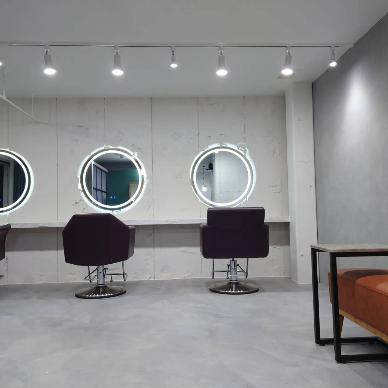 【梅田】≪サロンワーク経験1年以上ある方の募集≫≪アットホームな環境≫≪髪質改善専門店≫≪土日休み月1回OK≫≪客層20代メイン≫一人ひとりのなりたい美容師像、出来る技術に応じてレッスンを行います！スタッフさんが長く働ける環境を目指しています！「EKOLU 北梅田（エコルキタウメダ）」からアシスタント（美容師）の求人☆★