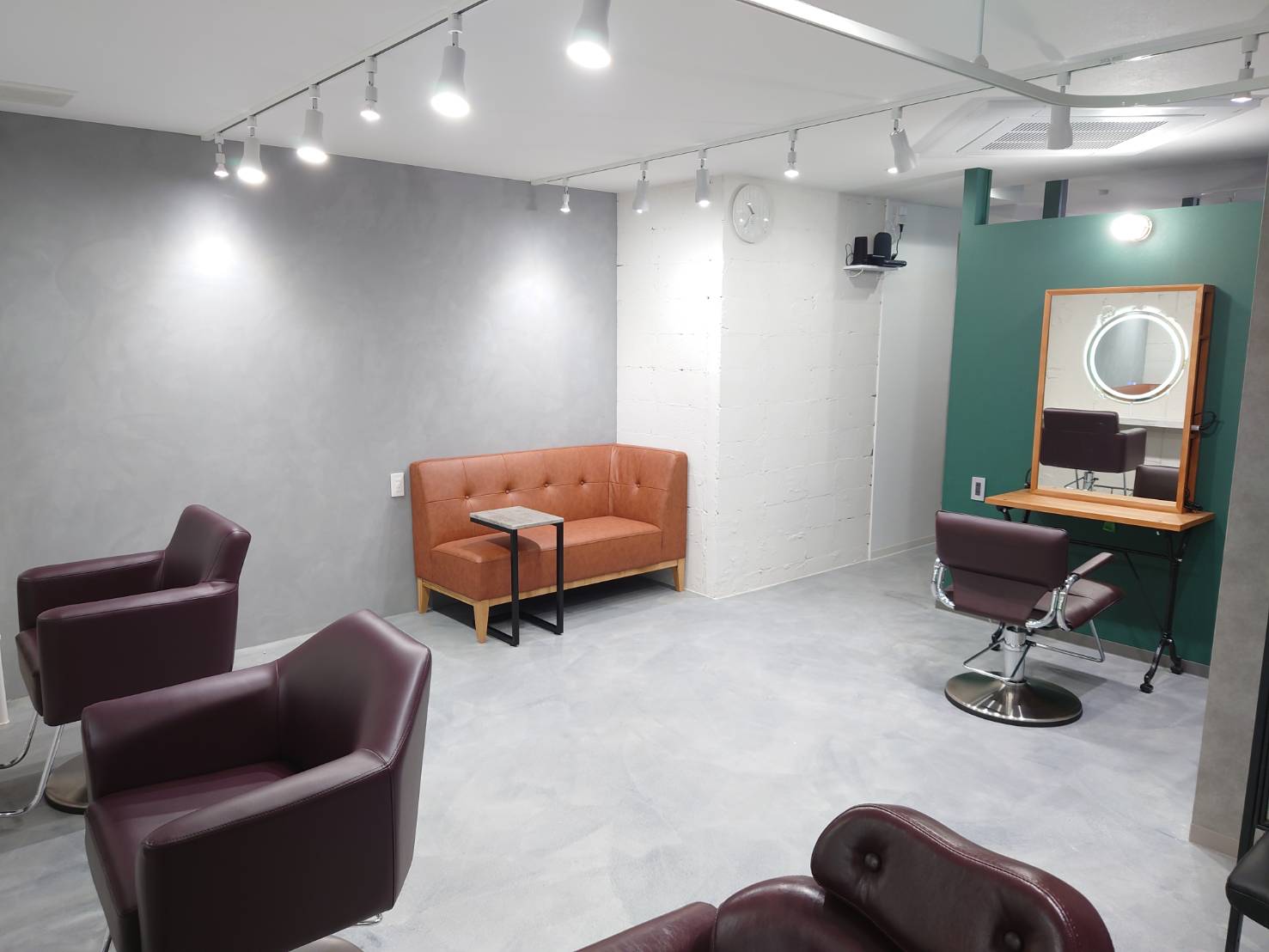 【梅田】≪サロンワーク経験1年以上ある方の募集≫≪アットホームな環境≫≪髪質改善専門店≫≪土日休み月1回OK≫≪客層20代メイン≫一人ひとりのなりたい美容師像、出来る技術に応じてレッスンを行います！スタッフさんが長く働ける環境を目指しています！「EKOLU 北梅田（エコルキタウメダ）」からアシスタント（美容師）の求人☆★