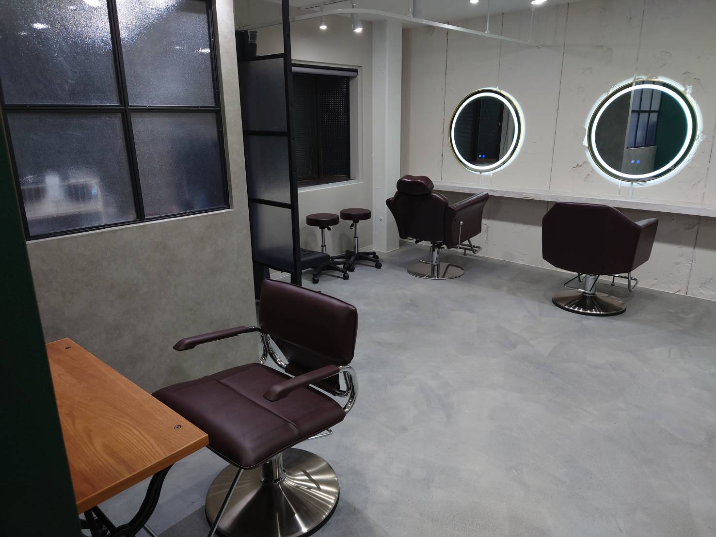 【梅田】≪サロンワーク経験1年以上ある方の募集≫≪アットホームな環境≫≪髪質改善専門店≫≪土日休み月1回OK≫≪客層20代メイン≫一人ひとりのなりたい美容師像、出来る技術に応じてレッスンを行います！スタッフさんが長く働ける環境を目指しています！「EKOLU 北梅田（エコルキタウメダ）」からアシスタント（美容師）の求人☆★