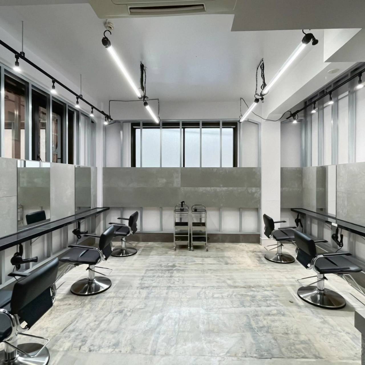 【梅田】≪メンズ専門店≫≪アットホームな環境≫≪土日休み月1回OK≫≪客層20代メイン≫メンズカット、パーマが人気のサロン！一人ひとりのなりたい美容師像に合わせたレッスンを行います！スタッフさんが長く働ける環境を目指しています！「SUNS 梅田（サンズウメダ）」からアシスタント（美容師）の求人☆★