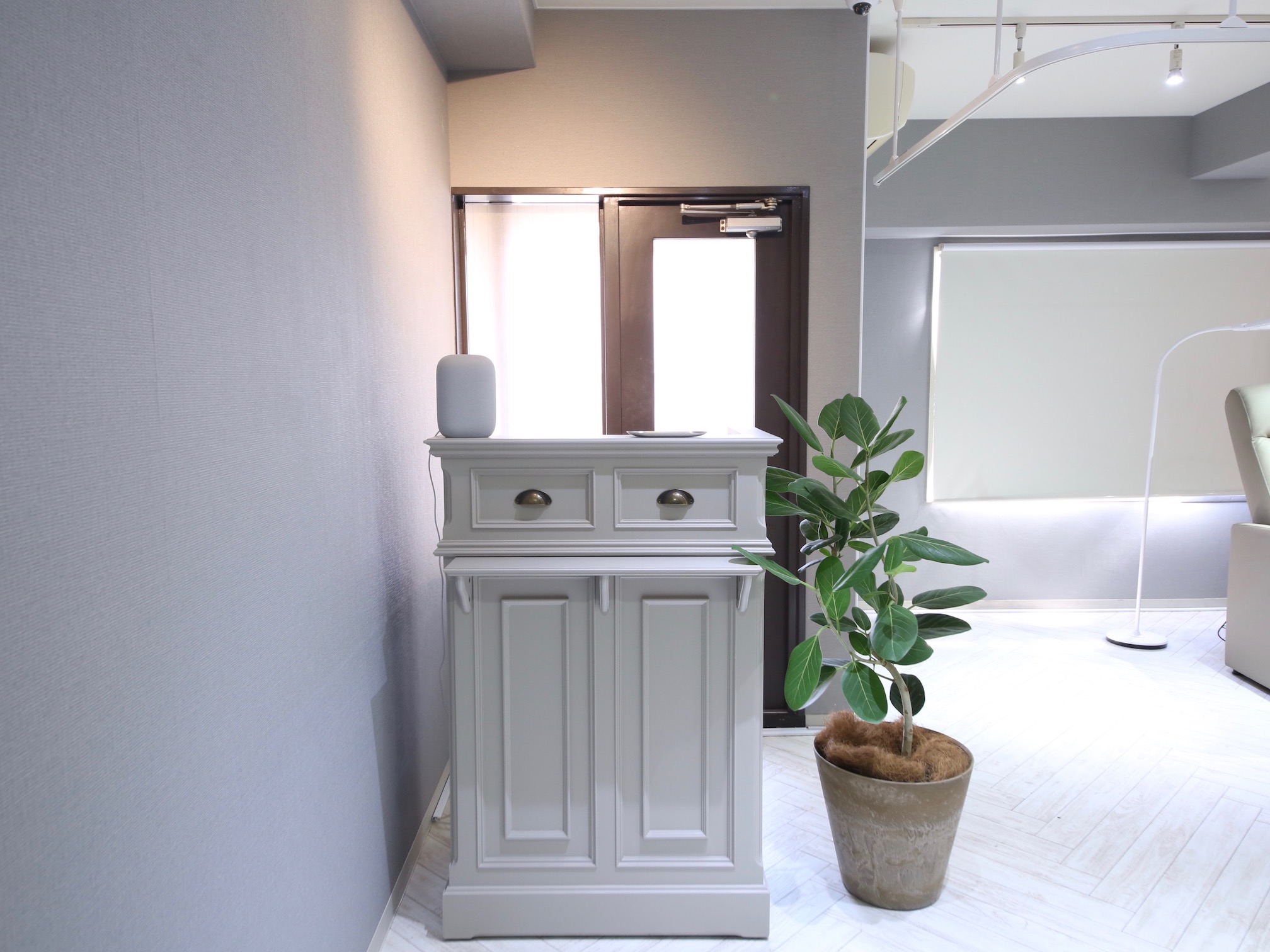 【梅田】≪サロンワーク経験1年以上ある方の募集≫≪正社員または業務委託選択可能≫≪最低保障給あり≫≪土日休み月1回OK≫≪髪色自由・ネイルOK≫≪メンズ集客もあり≫落ち着いた雰囲気の店内で丁寧な接客がしたい方必見！働きやすい環境でプライベートも充実！「THREE EYE（スリーアイ）」からアイリスト（まつげエクステ・まつげパーマ・アイブロウ）の求人☆☆