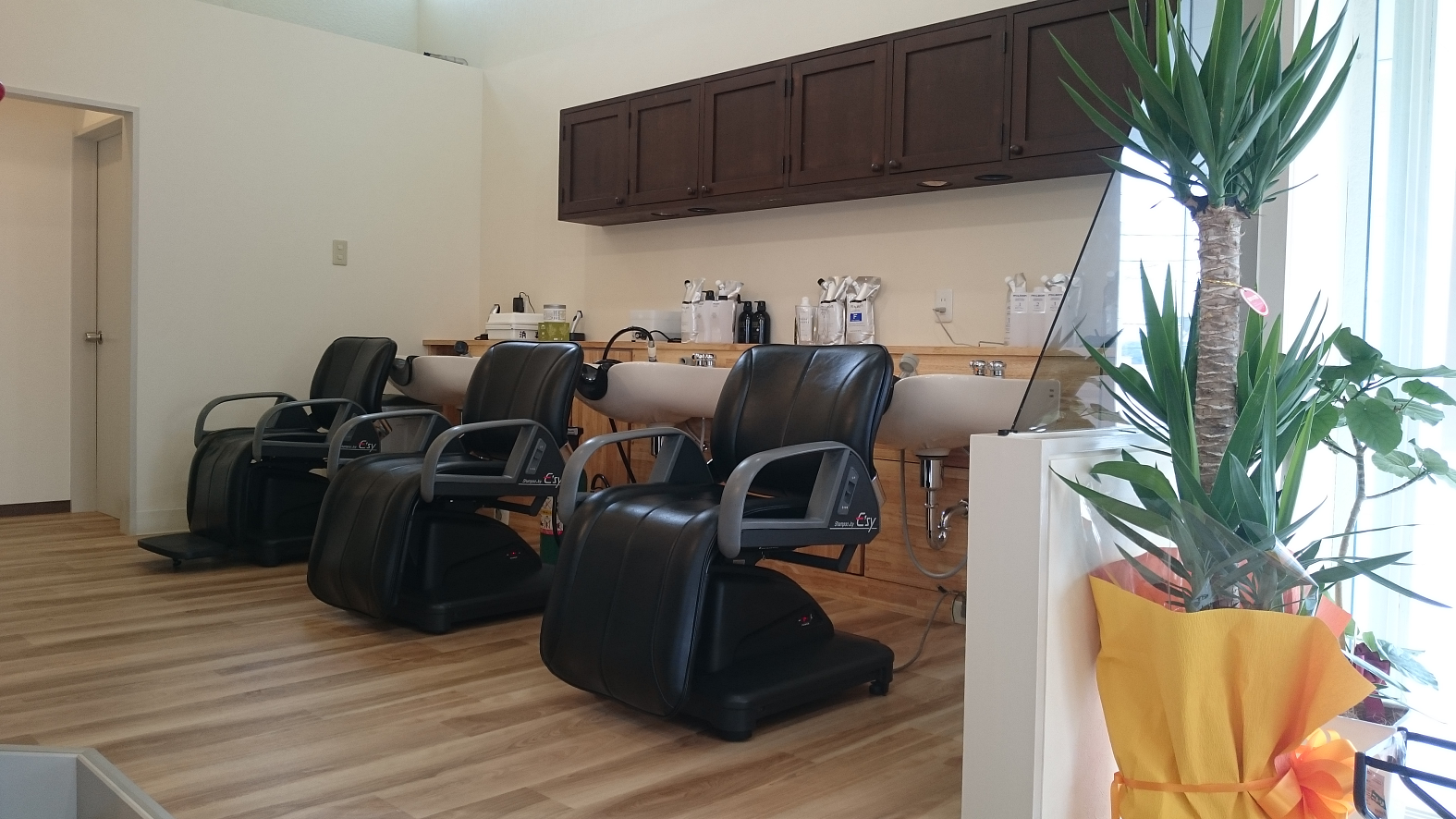 【円座町】≪日曜休みあり・社会保険完備・選べるお休み日数・育休産休実績あり・ブランクOK・予約を切って休憩取得可能≫業界トップクラスの福利厚生!自分の時間も大切にしながらメリハリをつけて活躍できるサロン「wish hair 円座店(ウイッシュヘアーエンザテン)」からアシスタント(美容師)の求人☆★