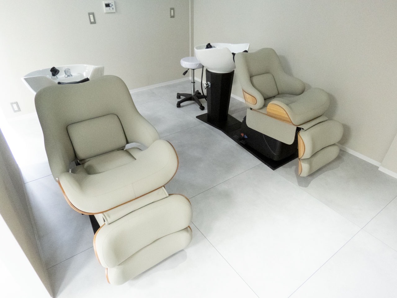 【小倉】≪月8,9日休み≫≪最短2年でデビュー可能≫≪営業時間内レッスンもできる≫≪20代のお客様も多くデザインカラー比率も高い≫レッスンはオーナーからマンツーマンで学べる！少人数制の小規模サロン！「Hair Salon ideal（ヘアーサロンアイディール）」からアシスタント（美容師）の求人★☆