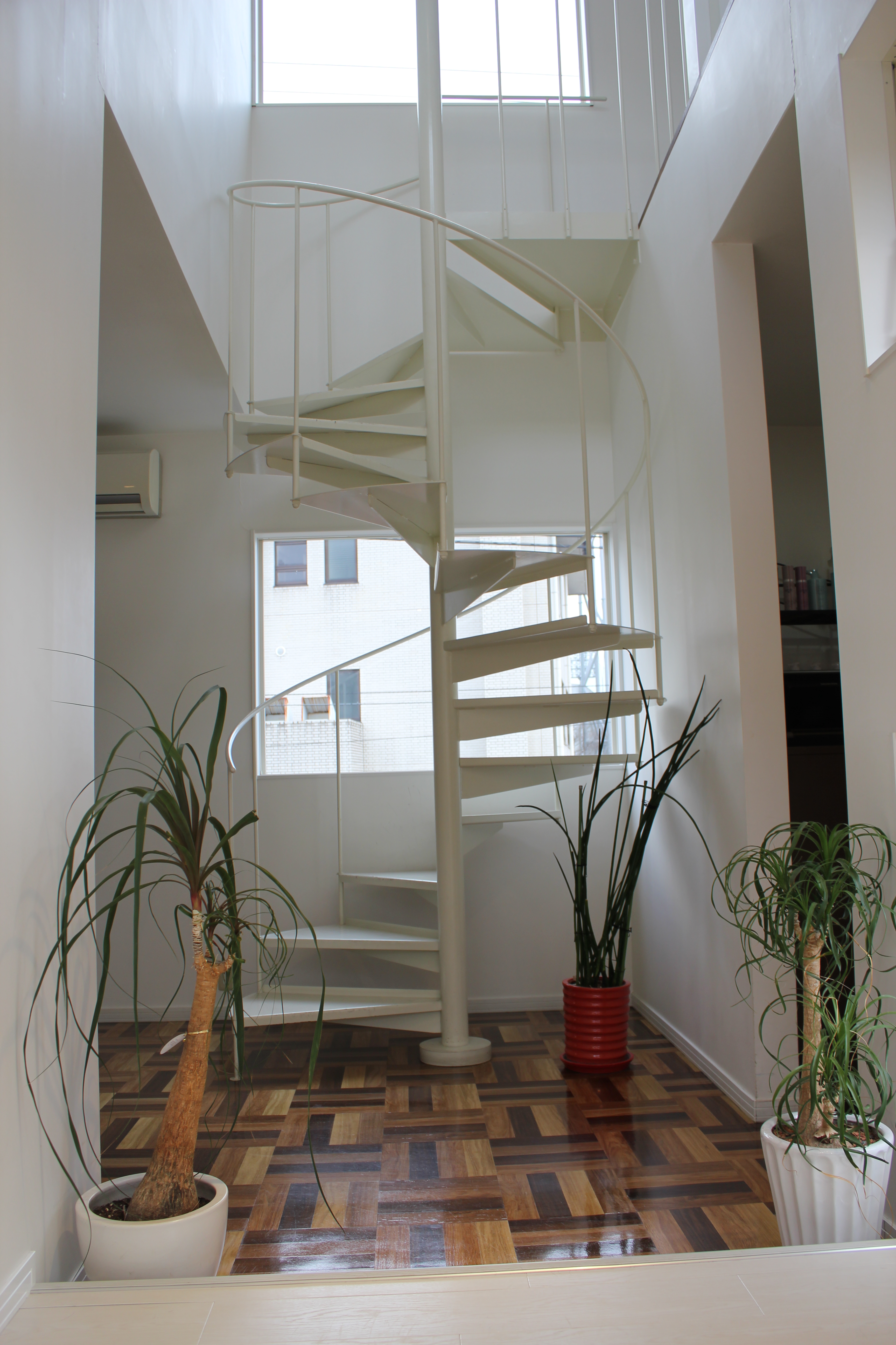 【大津京】≪社会保険完備≫≪第三日曜定休≫≪17時台に退勤OK≫≪ママさんも相談OK≫自主性を尊重した柔らかい雰囲気の素敵なアットホームサロン！まるで家族のような温かさのある「cut gallery.ca•et•la（カットギャラリーサエラ）」からアシスタント（美容師）の求人☆★☆