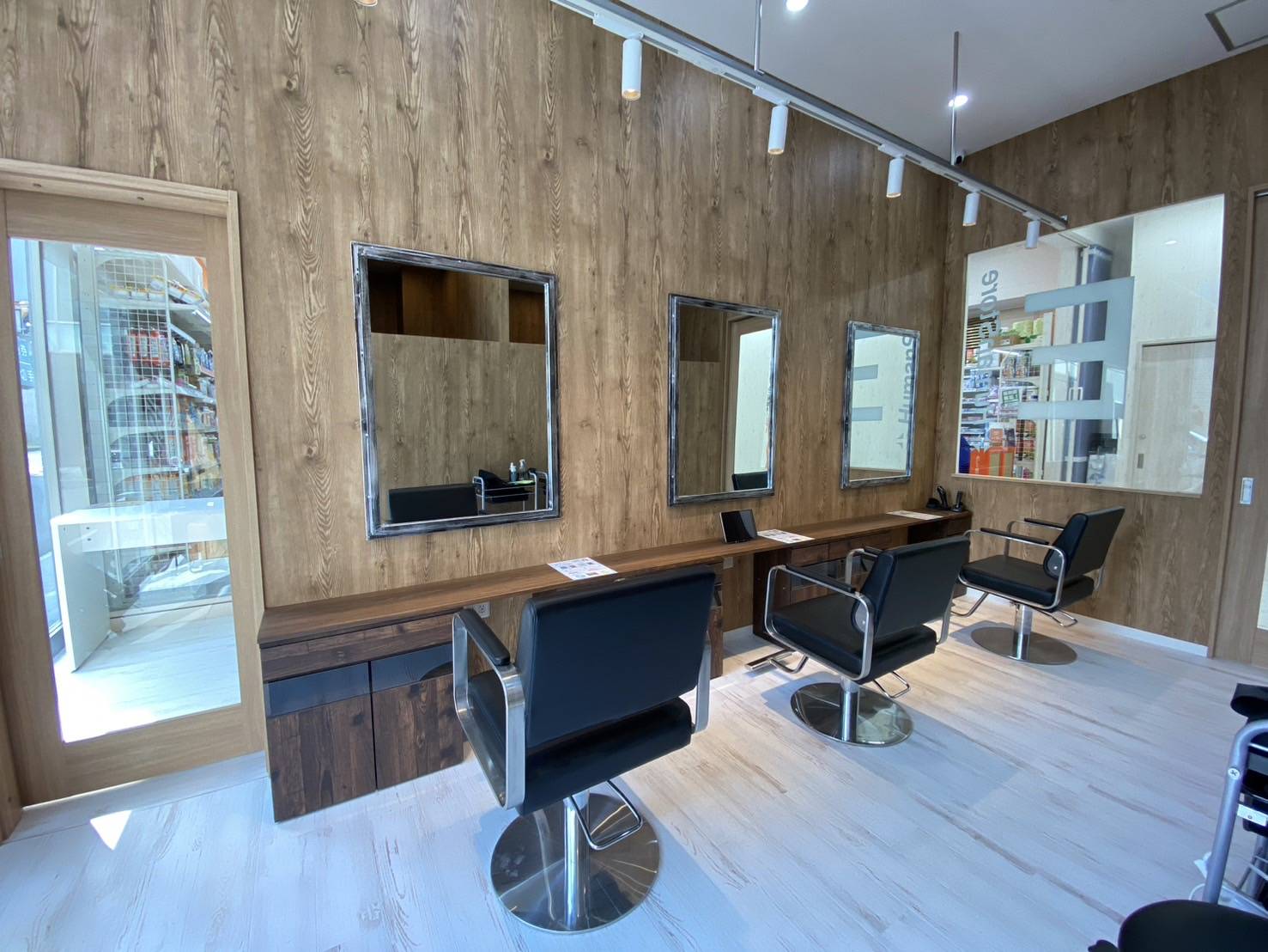 【大和八木】≪完全週休2日制≫≪実働8時間≫≪社会保険完備≫≪完全マンツーマン≫駅前すぐの好立地！大手企業が手掛ける高単価サロン！福利厚生や条件面が整った会社です！「E 大和八木店（イーヤマトヤギテン）」からスタイリスト（美容師）の求人★☆