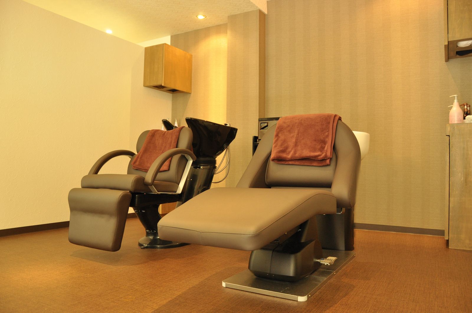 【和泉中央】日曜休みあり《月給18万円〜》少人数サロンなので、スタッフさんにもしっかり還元！パリの技術と雰囲気を身近に！たったひとつ＝”Le seulのお客様に愛されるサロンにしていきましょう！空き時間も活用するレッスンでステキな美容師さんに成長できます！「Le seul（ルスール）」から、アシスタント（美容師）の求人☆☆