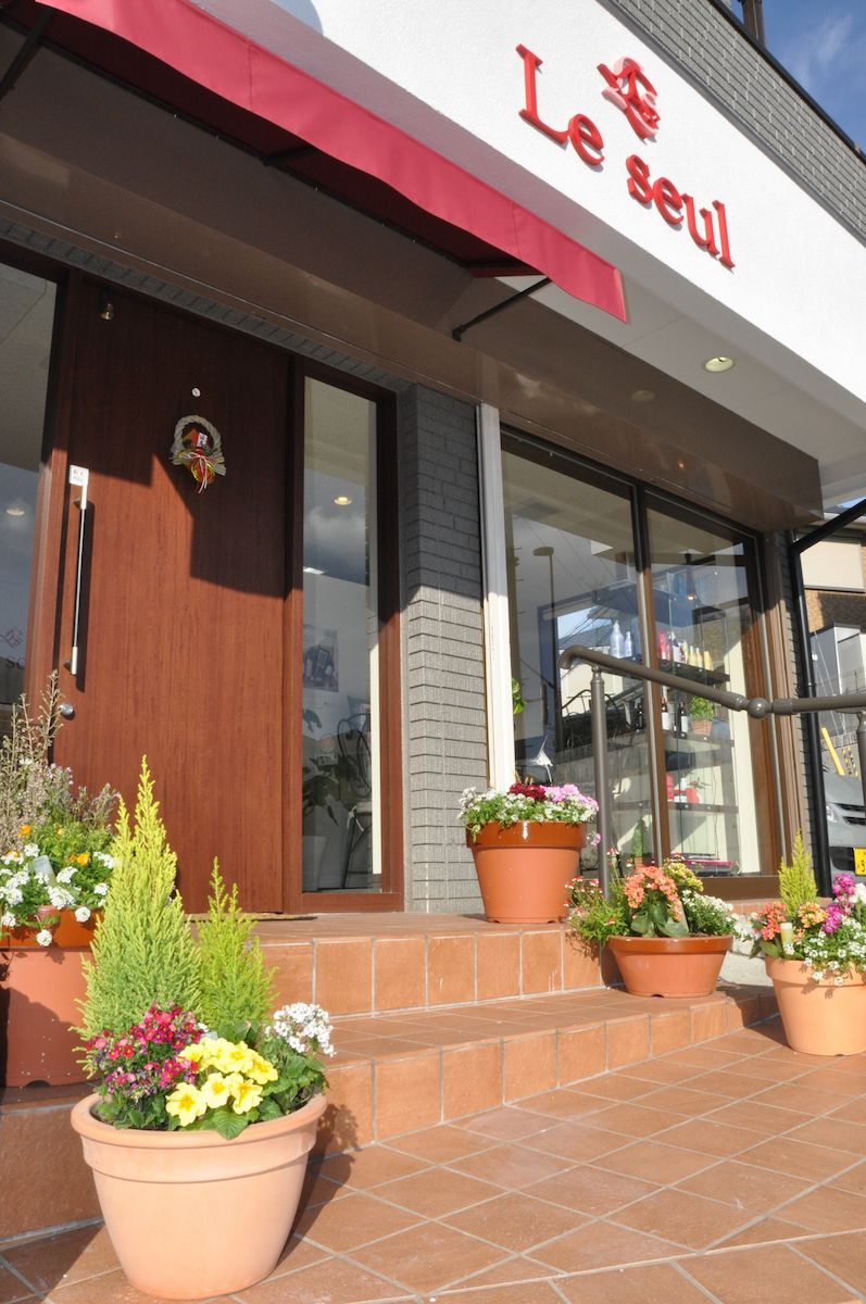 【和泉中央】日曜休みあり《月給18万円〜》少人数サロンなので、スタッフさんにもしっかり還元！パリの技術と雰囲気を身近に！たったひとつ＝”Le seulのお客様に愛されるサロンにしていきましょう！空き時間も活用するレッスンでステキな美容師さんに成長できます！「Le seul（ルスール）」から、アシスタント（美容師）の求人☆☆