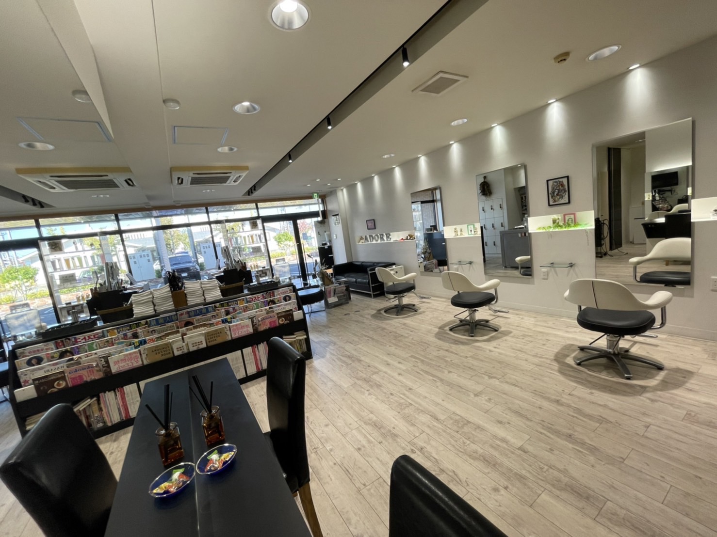 【兵庫北】≪アシスタント専任でもOK・高月給・平均退勤時間20時まで・パートアルバイト歓迎・勤務時間や勤務日数の相談OK・社会保険完備・高単価≫ブランクのある方や子育て中のママさん必見！！自分の時間も大切にしながらメリハリをつけて活躍できる小規模少人数ヘアサロン「ADORE OF HAIR（アドールオブヘアー）」からアシスタント（美容師）の求人☆★☆