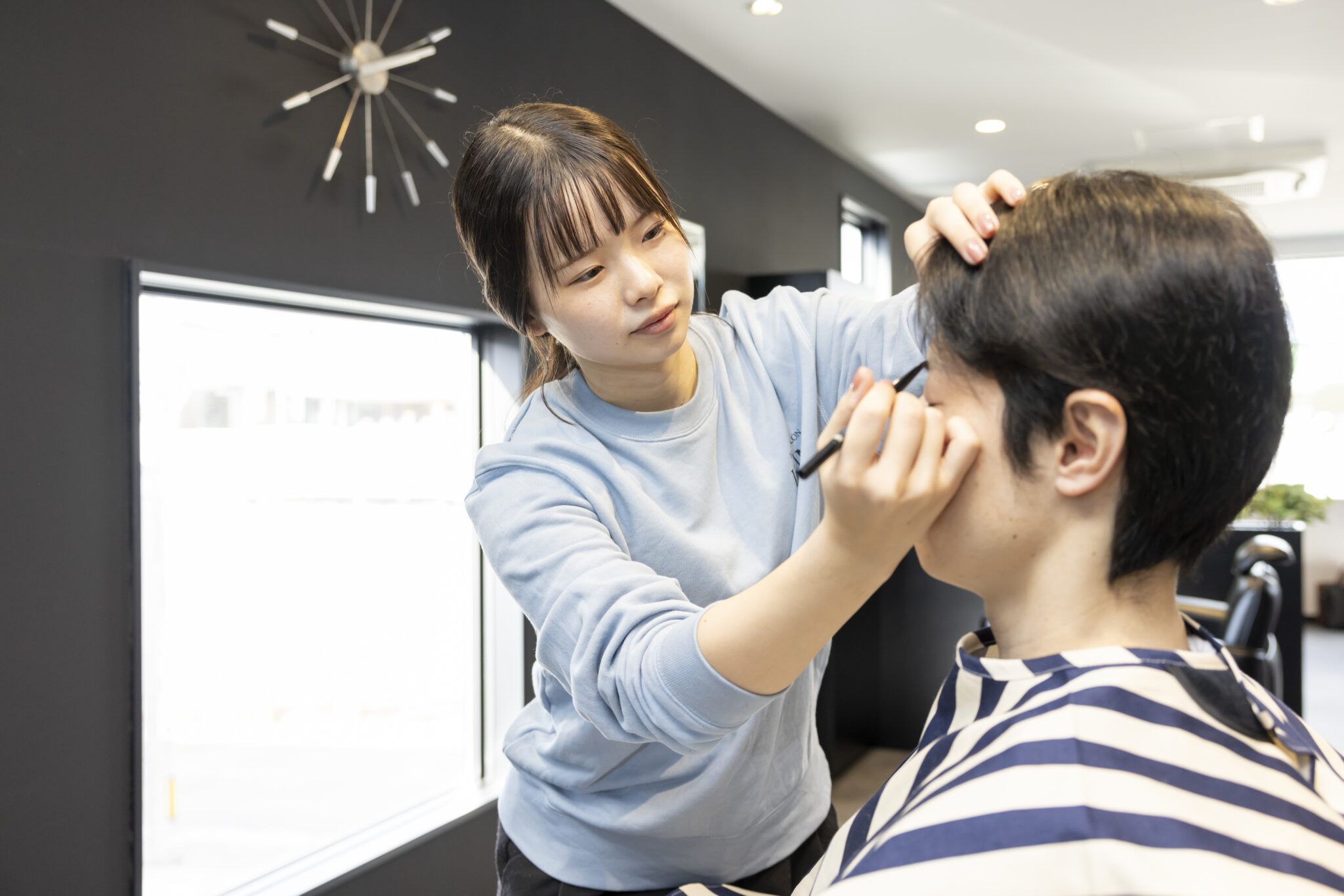 【舞松原】≪社会保険完備・完全週休二日制・毎週2連休・早期スタイリストデビュー可能・有給休暇あり・パーマスタイルが人気≫手厚い好待遇に加え、自分の時間も大切にできます！幅広い技術が学べお仕事がいまよりきっと好きになるアットホームなバーバーショップ「IZUMI＋（イズミプラス）」からアシスタント（理容師）の求人★☆