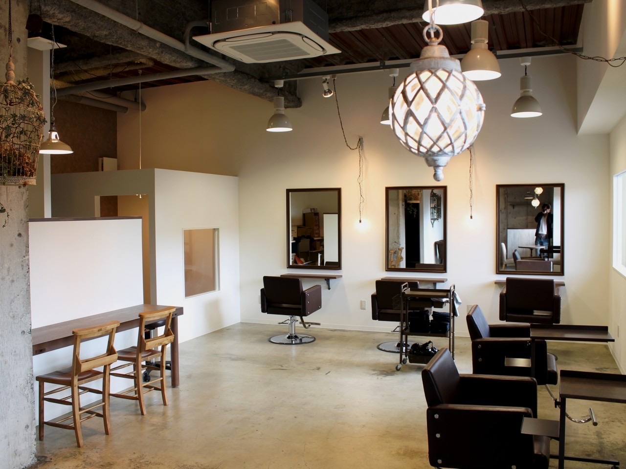 【高槻岡本町】≪毎週土日どちらか休み≫≪社会保険完備≫≪9～17時までの営業≫プライベートと両立しながら、お客様を大事にできる温かいサロン「luz hair（ルースヘアー）」からスタイリスト（美容師）の求人☆☆