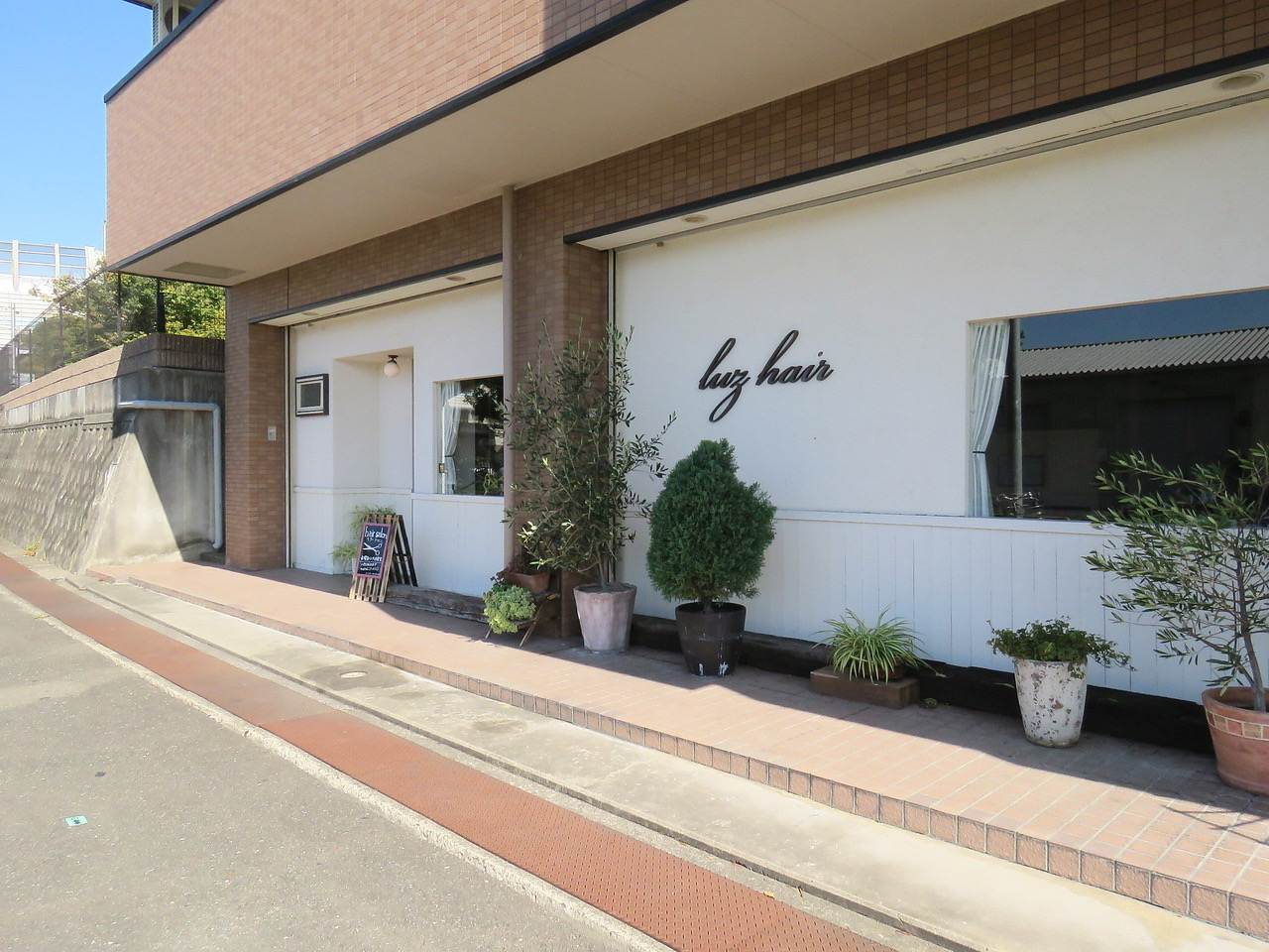 【高槻岡本町】≪毎週土日どちらか休み≫≪社会保険完備≫≪9～17時までの営業≫プライベートと両立しながら、お客様を大事にできる温かいサロン「luz hair（ルースヘアー）」からスタイリスト（美容師）の求人☆☆