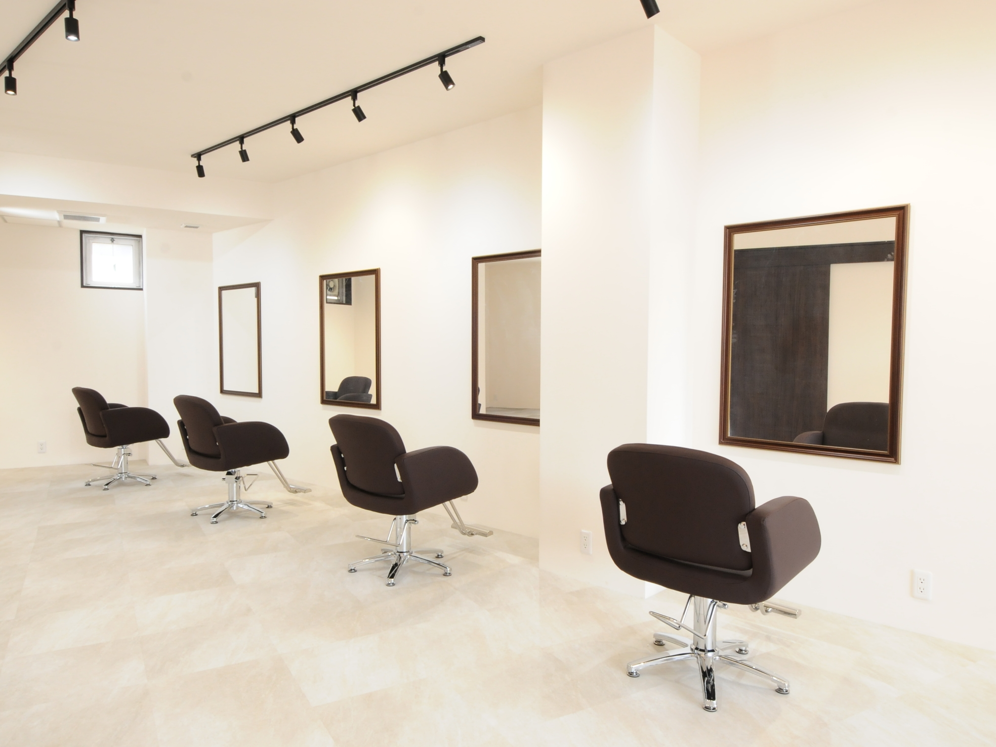 【阪神尼崎】≪完全週休2日制≫≪土日休み月1回OK≫≪未経験でもアイラッシュが学べる≫≪ママさん歓迎≫アイリストと兼任したい方大歓迎！アイリストは未経験でも丁寧に教えるので安心してください！「Salon de Vert（サロンドヴェール）」からスタイリスト（美容師）の求人☆☆