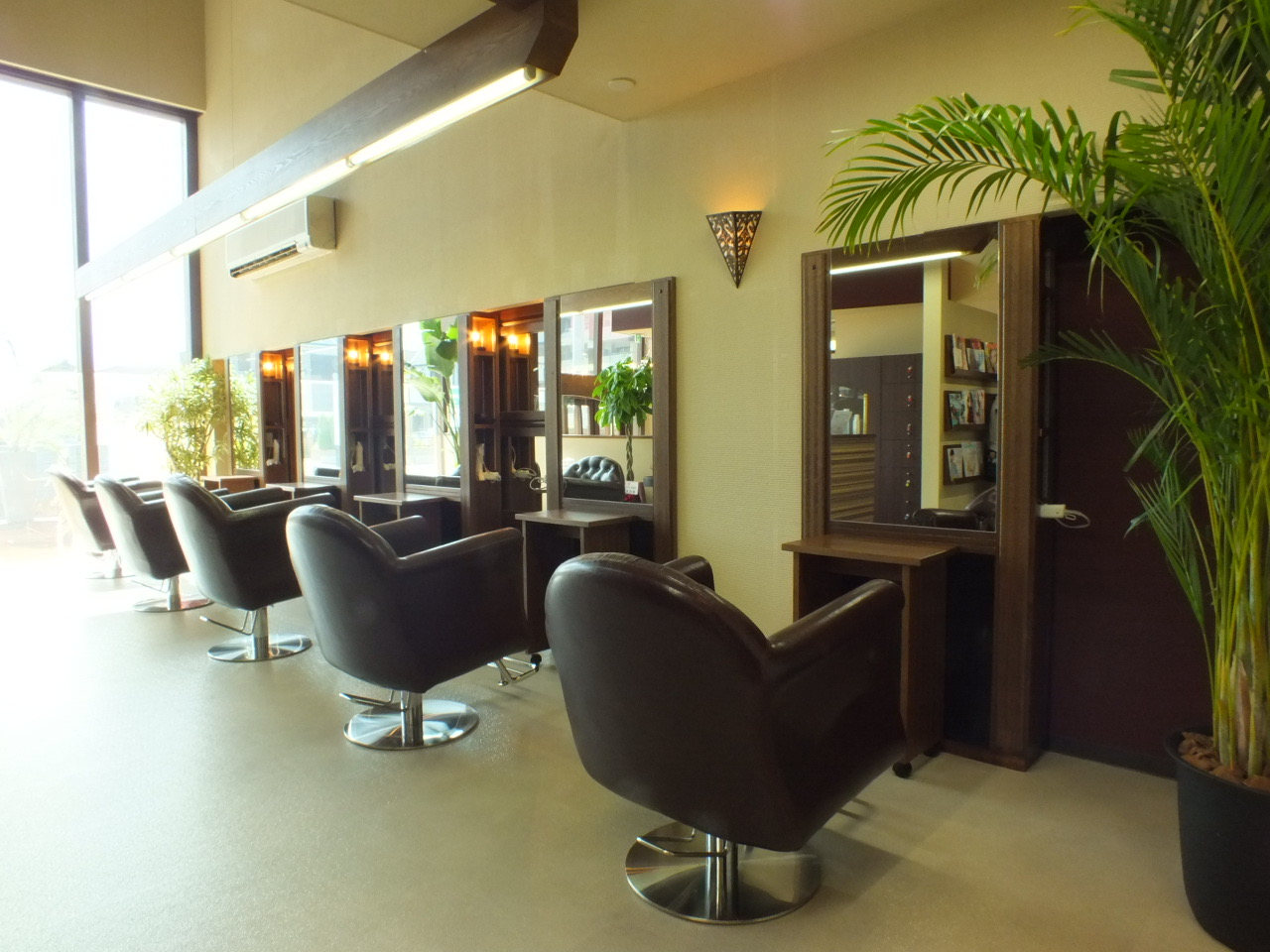 【太田】≪社会保険完備/平均退社18時/有給休暇あり≫意見が通りやすく自由に楽しく自分の美容を追求!福利厚生が充実で長く働ける環境です!プライベートとの両立できるサロン「Areem レインボー店(アリームレインボーテン)」からスタイリスト(美容師)の求人★☆