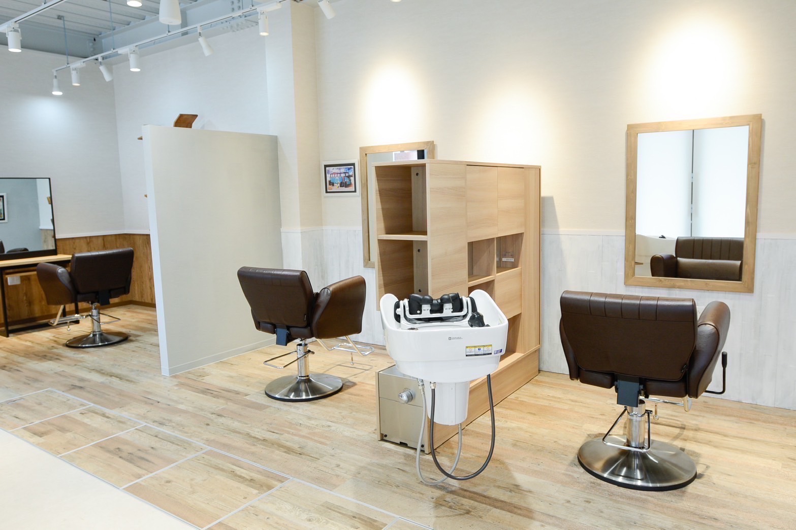 【大和高田駅】≪月給23万円~≫≪社会保険完備≫≪月8日休み≫≪日曜日休みあり≫自分のスタイルに合った働き方が叶うので、安心して長く働けるサロン!「HAIR&LIFE LINOAH(ヘアーアンドライフリノア)」からスタイリスト(美容師)の求人☆★