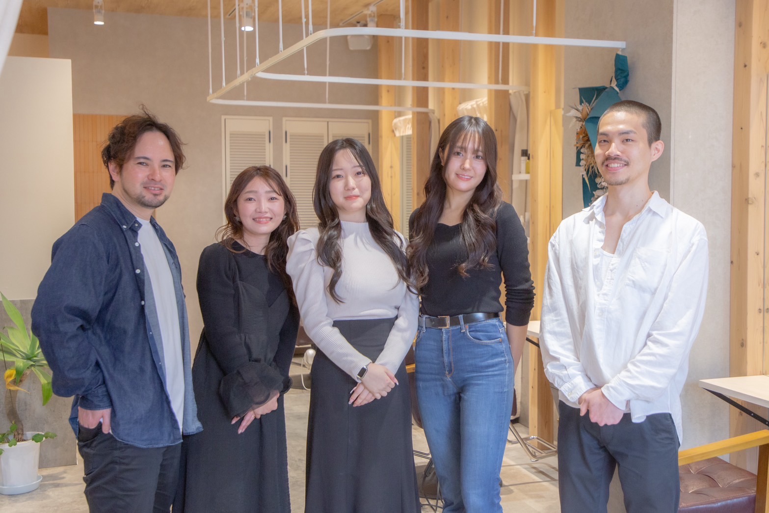 【府中駅】◆社会保険完備・完全週休2日制・産休育休実績あり・外部講習費半額負担◆幅広い年齢層のお客様が来店され、自分に合った年代の顧客をつけていけます!営業時間外の拘束はなく、プライベートも大切にできる「HearPut 府中けやき並木店(ハープットフチュウケヤキナミキテン)」からスタイリスト(美容師)の求人☆★☆