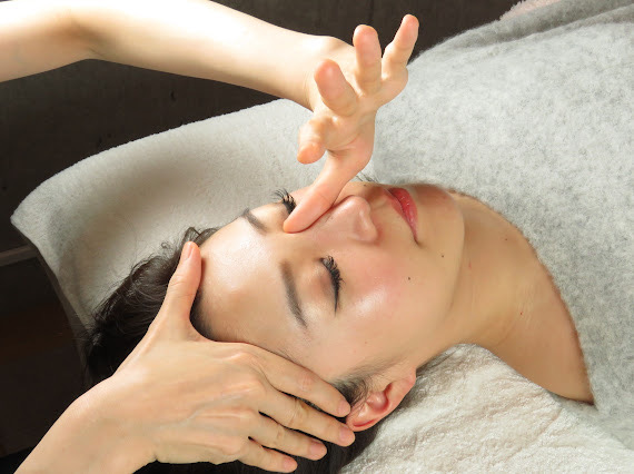 【八丁堀駅】≪月休10～12日・社会保険完備・平均月給28万円・未経験OK・売上ノルマなし≫充実した研修体制で新たな技術を習得できます！福利厚生が充実しており働きやすい環境！鼻矯正と小顔矯正に特化したエステサロン「隆鼻矯正専門店 Raplit 広島八丁堀店（リュウビキョウセイセンモンテンラプリヒロシマハッチョウボリテン）」からエステティシャンの求人☆☆