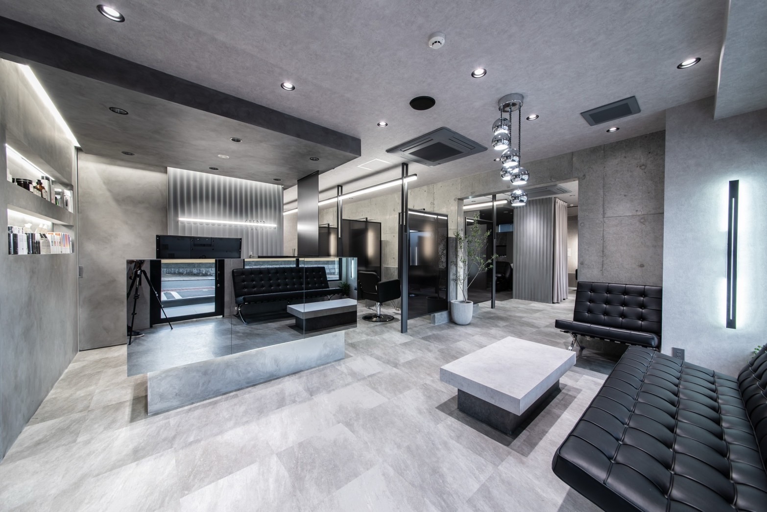 【教育大前駅】≪総支給60万円の支給実績あり・月休8～10日・社会保険完備・平均18～19時退勤・サロン駐車場あり≫性別問わず多数のお客様がご来店！福利厚生が充実しており入客チャンスも多数あるヘアサロン「CHERiR（シェリール）」からスタイリスト（美容師）の求人★☆