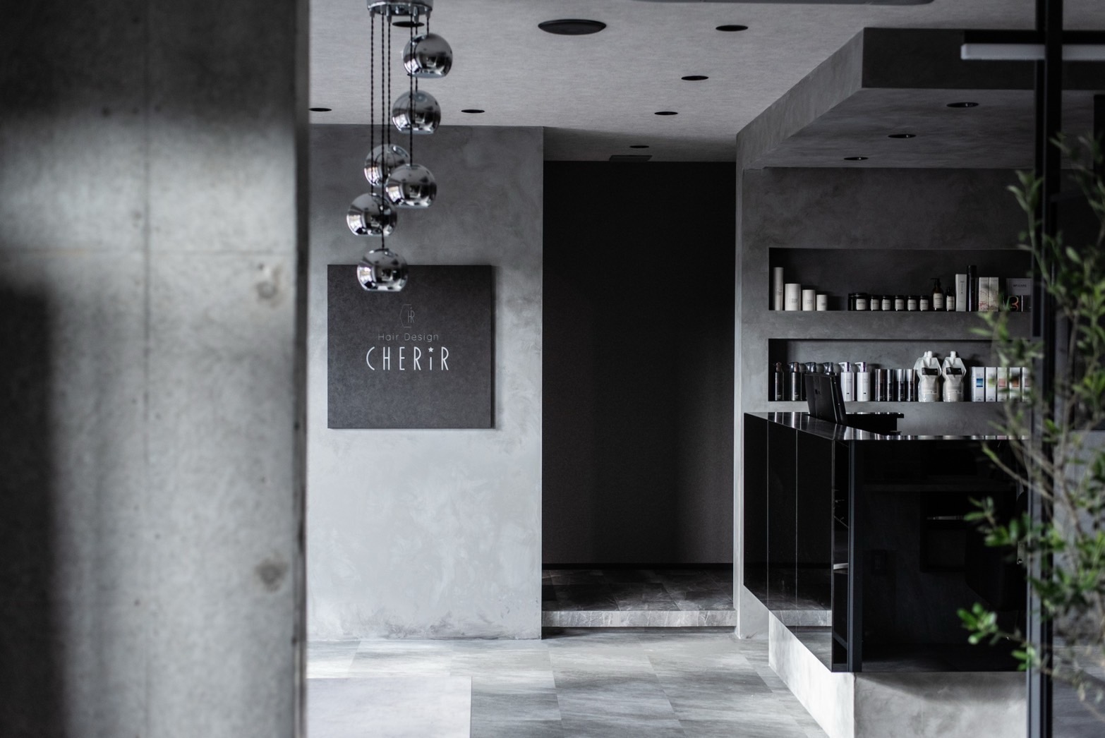 【教育大前駅】≪総支給60万円の支給実績あり・月休8～10日・社会保険完備・平均18～19時退勤・サロン駐車場あり≫性別問わず多数のお客様がご来店！福利厚生が充実しており入客チャンスも多数あるヘアサロン「CHERiR（シェリール）」からスタイリスト（美容師）の求人★☆